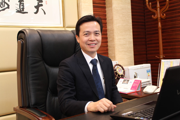 2013新(xīn)春(chūn)賀詞:八哥影院董事(shì)長陳鴻(hóng)填《榮光與責任》