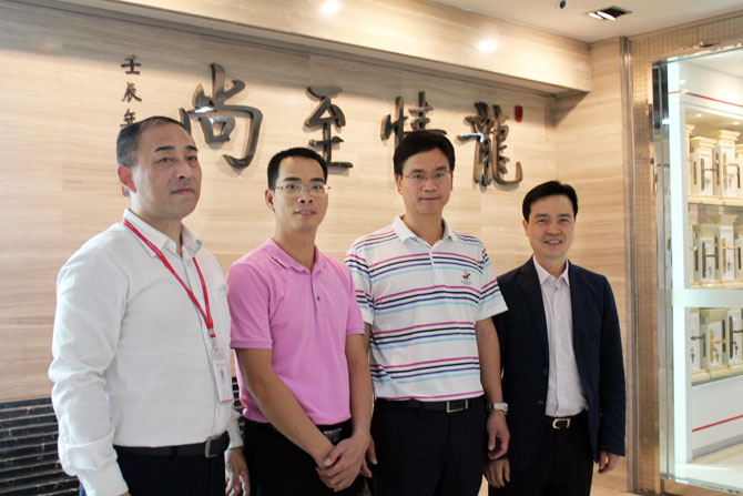 陳董帶領何鎮長一行參觀曆史文(wén)化館並合影